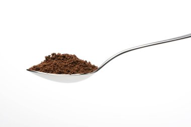 Beyaz arka plan üzerinde çözünür kahve ına kaşık