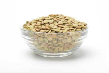 Beyaz arka plan cam bir kapta mercimek