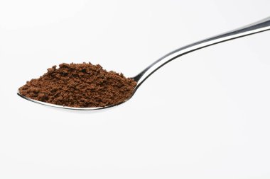 Beyaz arka plan üzerinde çözünür kahve ına kaşık