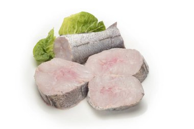 Hake beyaz zemin üzerine dilimlenmiş