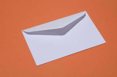 Zarfın üzerinde turuncu arka plan