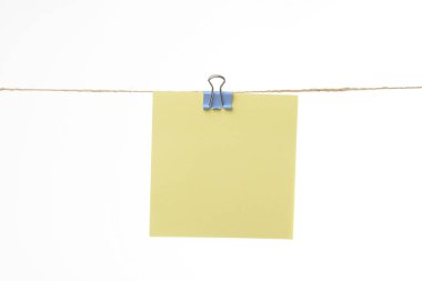 Not bir kablosu bir kelepçe ile asılı kağıt