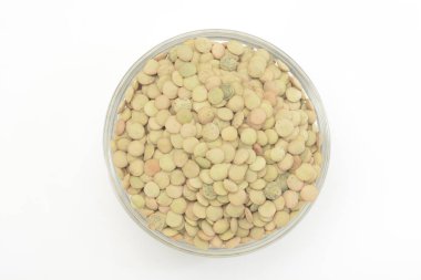 Mercimek beyaz zemin üstüne bir kasede görüntülemek