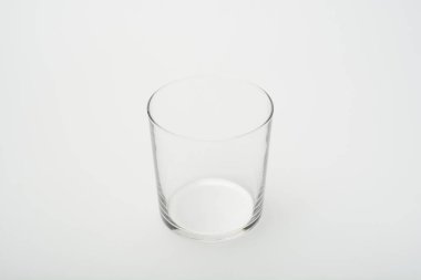 Beyaz arka plan üzerinde boş kristal cam