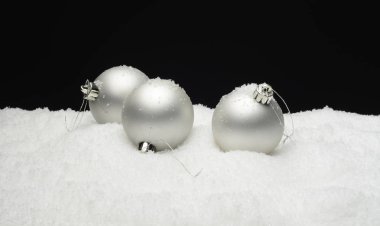 Noel topları, gri ve beyaz yapay kar ile