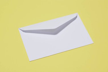 Zarfın üzerinde sarı arka plan