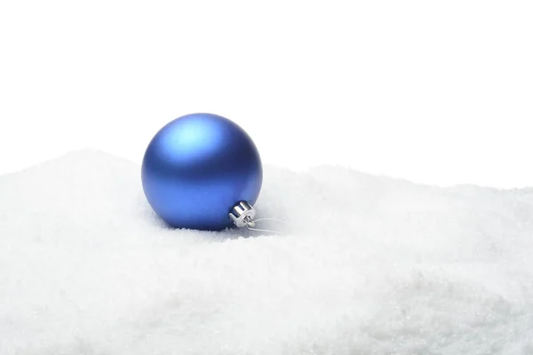 雪中蓝色的圣诞装饰球 — 图库照片