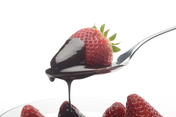Gießen Flüssigen Schokolade Auf Einem Erdbeeren Einer Schüssel Auf Weißem — Stockfoto