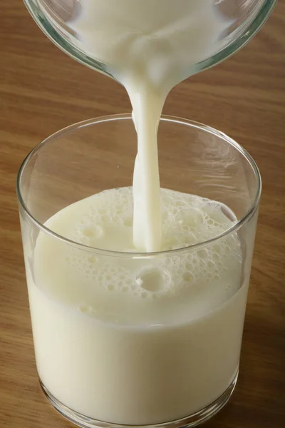 Melk Een Glas Gieten — Stockfoto