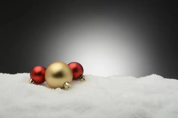 圣诞球在雪地上 — 图库照片