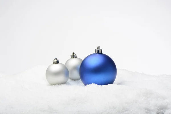 Boules Noël Sur Neige Bleu Gris — Photo