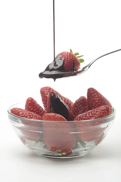 Verter Chocolate Líquido Sobre Fresas Bol Sobre Fondo Blanco — Foto de Stock