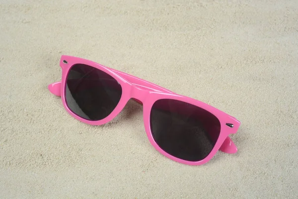 Sonnenbrille Rosa Auf Sand — Stockfoto