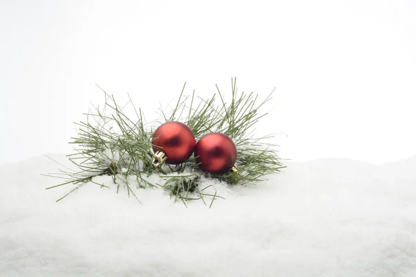 Κόκκινη Χριστουγεννιάτικη Μπάλα Πάνω Από Χιόνι — Φωτογραφία Αρχείου