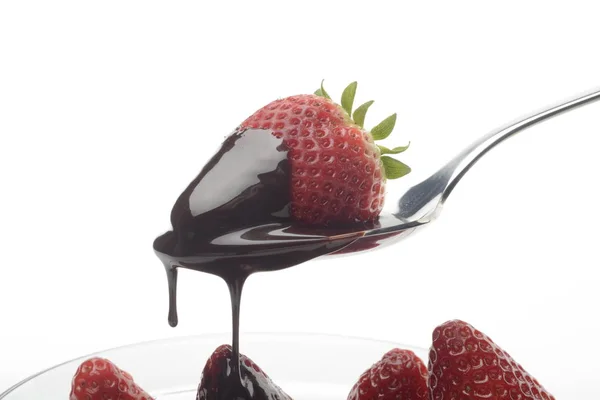 Despejando Chocolate Líquido Morangos Uma Tigela Fundo Branco — Fotografia de Stock