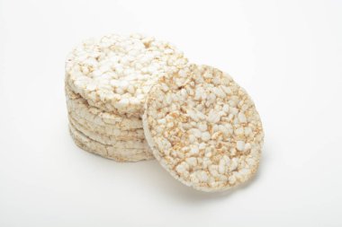 Beyaz arka plan üzerinde kahverengi pirinç krep