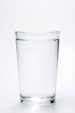 Beyaz arkaplanda bir bardak su