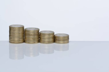 Beyaz arkaplana istiflenmiş Euro sikkeleri