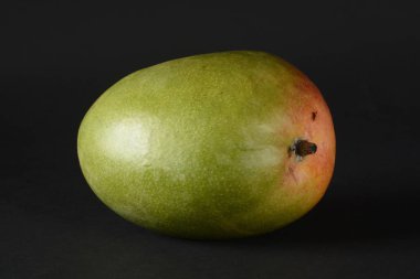 Siyah arka plan üzerine bir mango
