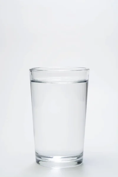Glas Wasser Auf Weißem Hintergrund — Stockfoto