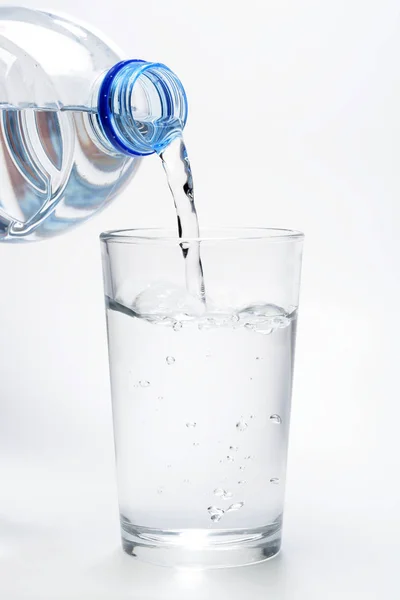 Wasser Ein Glas Gießen — Stockfoto