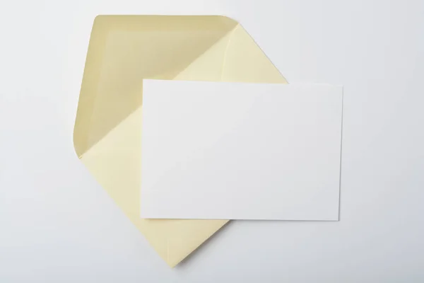 Envelope Cartão Sobre Fundo Branco — Fotografia de Stock