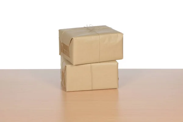 Kapalı paketleri masanın üzerine nakliye için hazır
