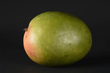 Siyah arka plan üzerine bir mango