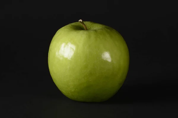 Una Manzana Sobre Fondo Negro — Foto de Stock