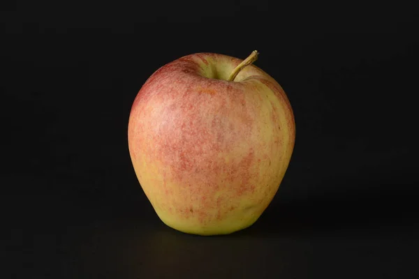 一个苹果被隔绝在黑色背景 — 图库照片