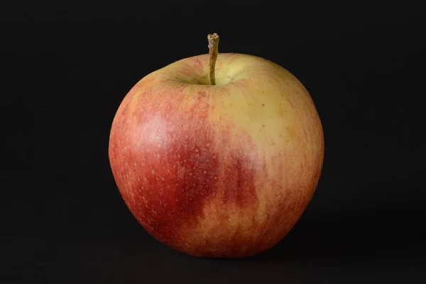 Ein Apfel Isoliert Auf Schwarzem Hintergrund — Stockfoto