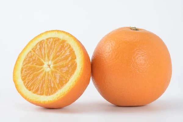 Naranja Medio Sobre Fondo Blanco —  Fotos de Stock