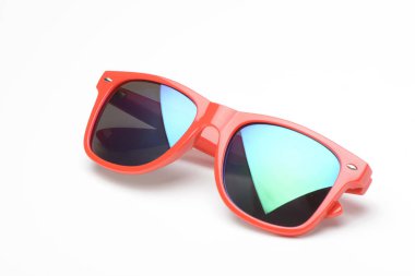 renkli lensler beyaz yüzeyi ile güneş gözlüğü yakın çekim vurdu