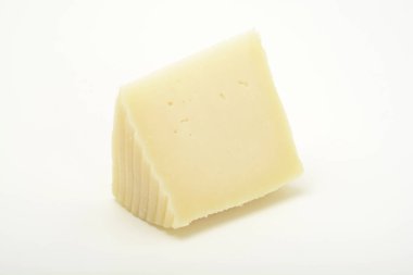 dilim peynir beyaz yüzey üzerinde yakın çekim vurdu