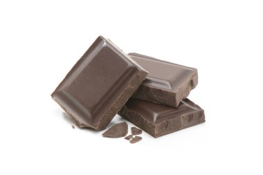 beyaz yüzeyi koyu çikolata parçaları yığın yakın çekim vurdu