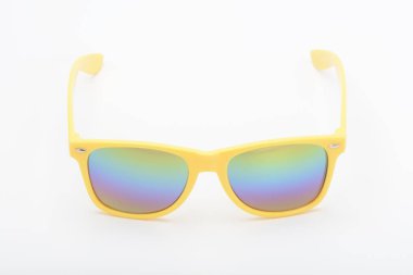 Beyaz yüzey üzerinde renkli lensler ile sarı güneş gözlüğü yakın çekim vurdu