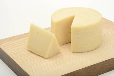 lezzetli dilimlenmiş peynir ahşap kesme tahtası ve beyaz yüzeye yakın çekim çekim