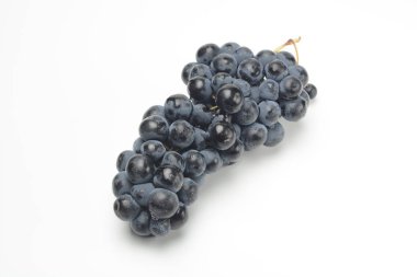 Şube üzüm beyaz yüzey üzerinde yakın çekim vurdu