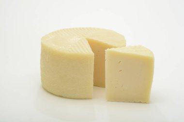 lezzetli peynir baş beyaz yüzey üzerinde yakın çekim vurdu