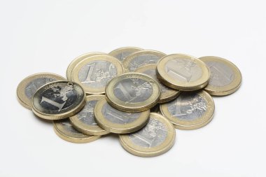 euro coins beyaz yüzey üzerinde yığın yakın çekim vurdu