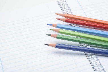 renkli kalemler üstünde boş defter yakın çekim çekim