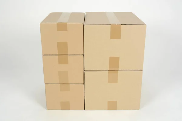 Caixas Papelão Empilhadas Não Marcadas Superfície Branca — Fotografia de Stock