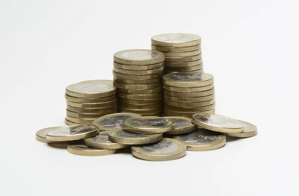 杭と白い表面にユーロ硬貨のスタックのクローズ アップ撮影 — ストック写真