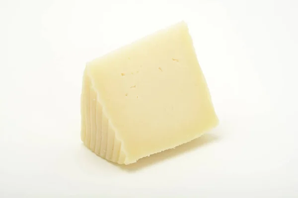 在白色表面的奶酪片的特写镜头 — 图库照片