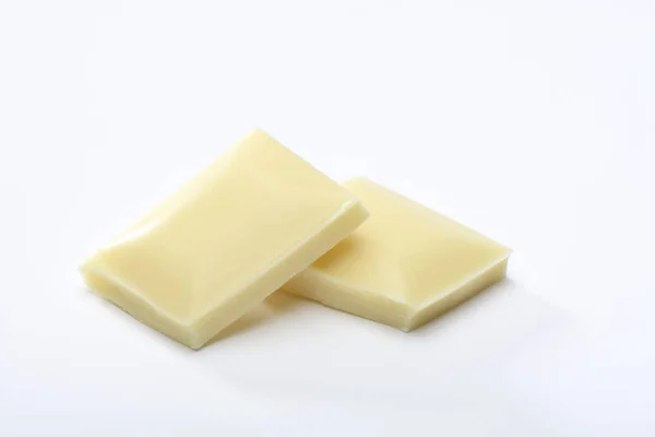 Nahaufnahme Weißer Schokoladenstücke Auf Weißer Oberfläche — Stockfoto