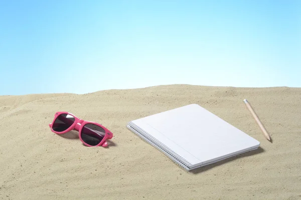 Primer Plano Cuaderno Blanco Gafas Sol Playa Arena — Foto de Stock