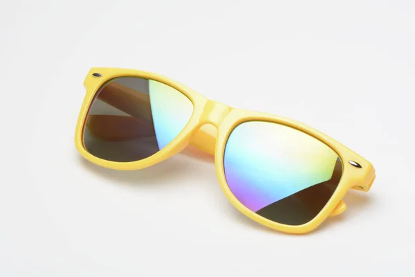 Primer Plano Gafas Sol Amarillas Con Lentes Color Superficie Blanca —  Fotos de Stock
