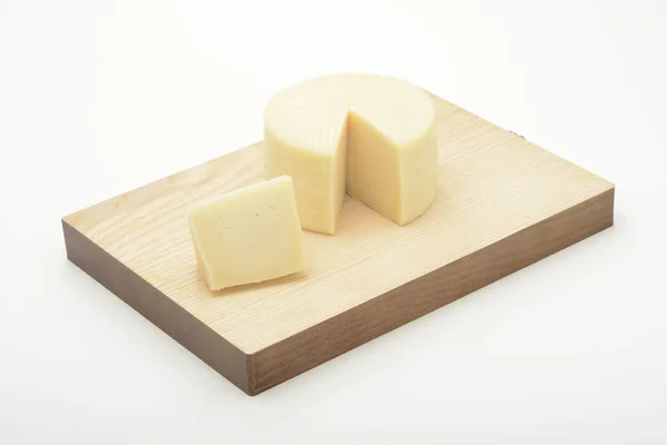Detailní Záběr Hlavy Plátkový Sýr Dřevěné Prkénko Bílý Povrch — Stock fotografie
