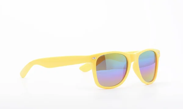 Primer Plano Gafas Sol Amarillas Con Lentes Colores Superficie Blanca — Foto de Stock