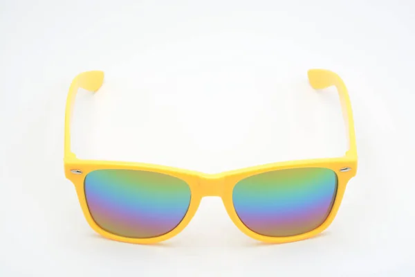 Primer Plano Gafas Sol Con Lentes Color Superficie Blanca — Foto de Stock